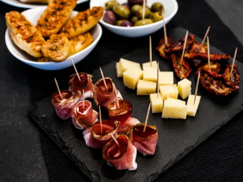 Ein Teller mit Tapas